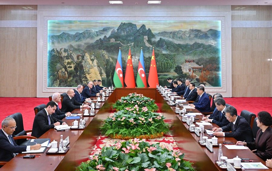 Ο Κιν?ζο? Πρ?εδρο? συναντ?θηκε με τον Πρ?εδρο του Αζερμπα?τζ?ν