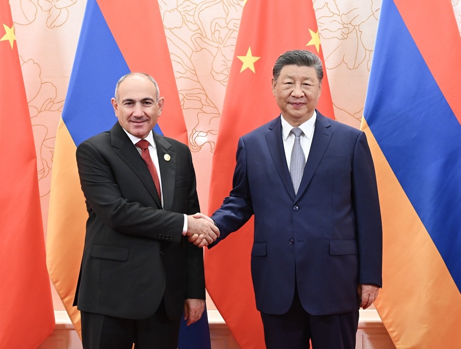 Ο Κιν?ζο? Πρ?εδρο? συναντ?θηκε με τον πρωθυπουργ? τη? Αρμεν?α?