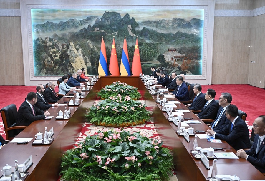 Ο Κιν?ζο? Πρ?εδρο? συναντ?θηκε με τον πρωθυπουργ? τη? Αρμεν?α?