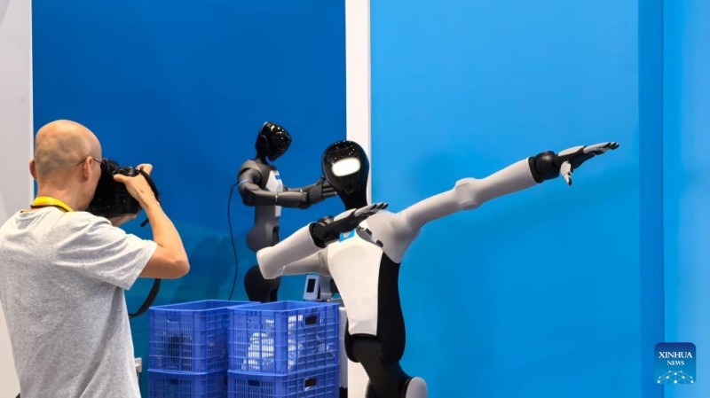 Ρομπ?τ στο επ?κεντρο του ενδιαφ?ροντο? στο κ?ντρο Τ?που τη? Συν?δου Κορυφ?? του Οργανισμο? Συνεργασ?α? Σαγκ?η? για το 2025 στην π?ληΤιεντζ?ν