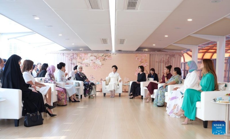 Η πρ?τη κυρ?α τη? Κ?να? συνοδε?ει συζ?γου? ξ?νων ηγετ?ν στην περιοδε?α τη? στο Τιεντζ?ν