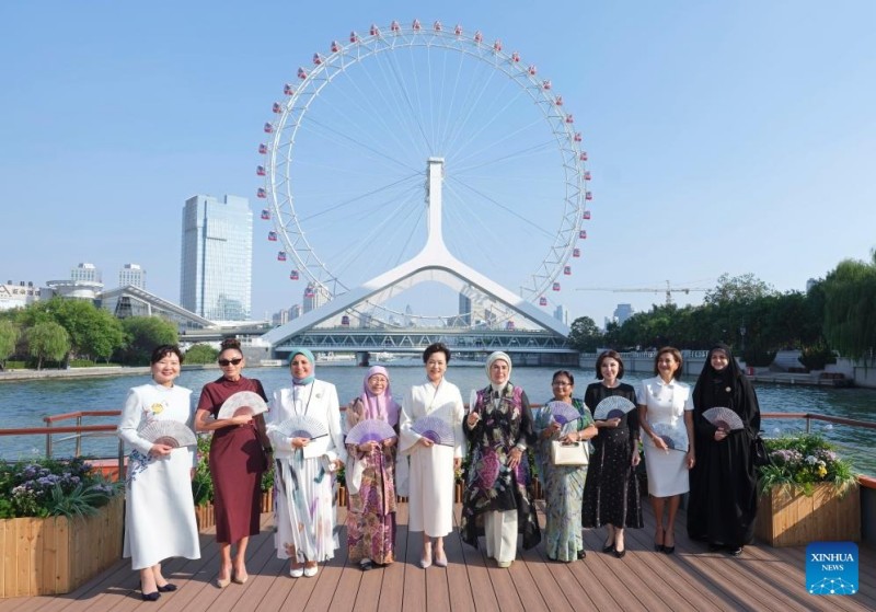 Η πρ?τη κυρ?α τη? Κ?να? συνοδε?ει συζ?γου? ξ?νων ηγετ?ν στην περιοδε?α τη? στο Τιεντζ?ν