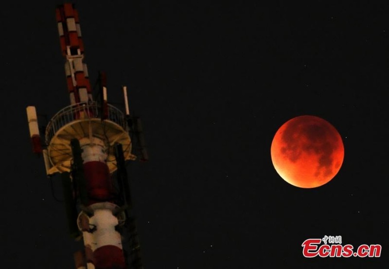 Το ?Ματωμ?νο φεγγ?ρι? εμφαν?ζεται καθ?? η ολικ? σεληνιακ? ?κλειψη μαγε?ει τον ουραν?