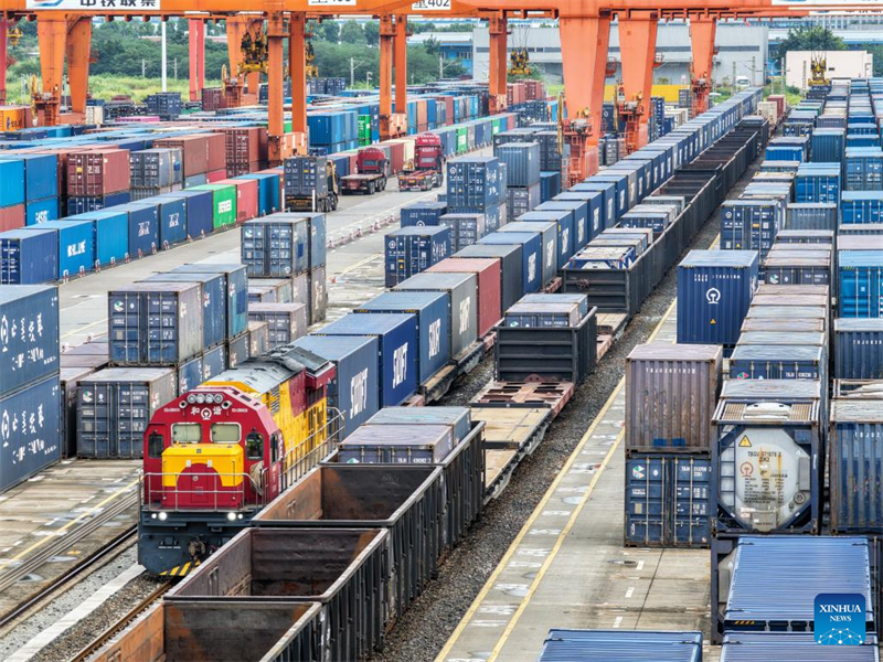 Η φωτογραφ?α που τραβ?χτηκε στι? 8 Σεπτεμβρ?ου του 2025 δε?χνει ?να εμπορικ? τρ?νο Κ?να?-Ευρ?πη? να αναχωρε? απ? το Σταθμ? Τουαντζιετσο?ν στο δ?μο Τσονγκτσ?νγκ. (Φωτογραφ?α / Xinhua)