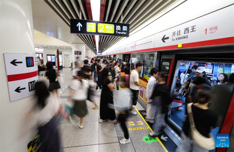 Επιβ?τε? σε σταθμ? του μετρ? στην π?λη Σιτζιατζου?νγκ τη? επαρχ?α? Χεμπ?ι, στι? 9 Σεπτεμβρ?ου του 2025. (Φωτογραφ?α / Xinhua)