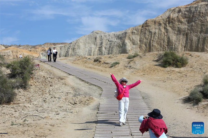Τουρ?στα? ποζ?ρει για φωτογραφ?ε? σε ?να γραφικ? σημε?ο τη? Λ?μνη? Ουλουνγκο?ρ (Ulunggur) στην κομητε?α Φουχ?ι τη? διοικητικ? περιφ?ρεια Αλτ?ι, στην Αυτ?νομη Περιοχ? των Ουιγο?ρων τη? επαρχ?α? Σιντζι?νγκ, στι? 8 Σεπτεμβρ?ου του 2025. (Φωτογραφ?α / Xinhua)