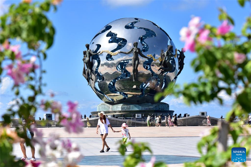 Τουρ?στε? επισκ?πτονται την γραφικ? περιοχ? Γιντ?ν στην π?λη Μπε?χ?ι τη? Αυτ?νομη? Περιοχ?? των Τζου?νγκ τη? επαρχ?α? Γκουανγκσ?, στι? 13 Σεπτεμβρ?ου του 2025. (Φωτογραφ?α / Xinhua)