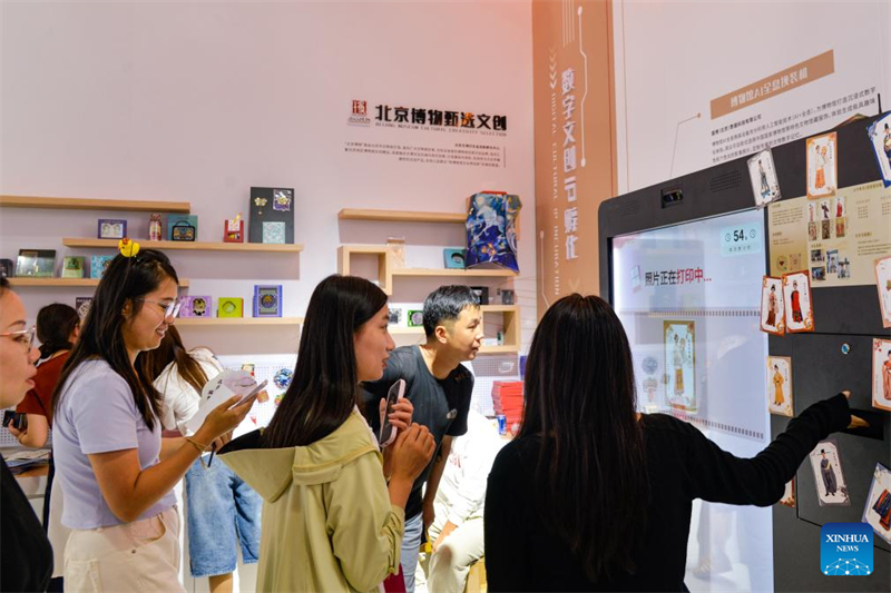 Οι επισκ?πτε? ποζ?ρουν για φωτογραφ?ε? σε ?να σταθμ? αλλαγ?? κοστουμι?ν με ολογραφικ? τεχνολογ?α τεχνητ?? νοημοσ?νη? στον εκθεσιακ? χ?ρο Πολιτιστικ?ν & Τουριστικ?ν Υπηρεσι?ν τη? Διεθνο?? ?κθεση? τη? Κ?να? για το Εμπ?ριο Υπηρεσι?ν στο Π?ρκο Σοουγκ?νγκ στο Πεκ?νο, στι? 12 Σεπτεμβρ?ου του 2025. (Φωτογραφ?α / Xinhua)