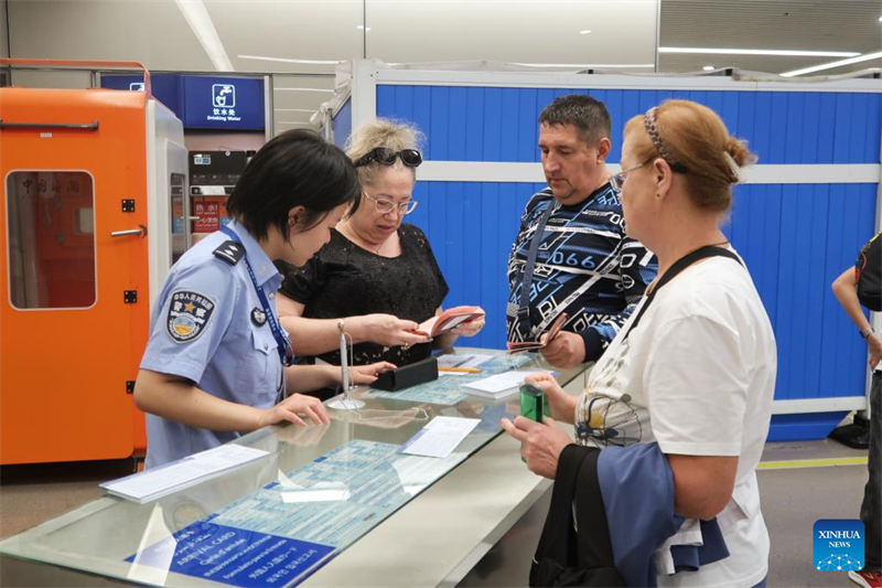 Οι Ρ?σοι ταξιδι?τε? εισ?ρχονται στην Κ?να χωρ?? β?ζα, καθ?? τ?θεται σε ισχ? η ν?α πολιτικ?