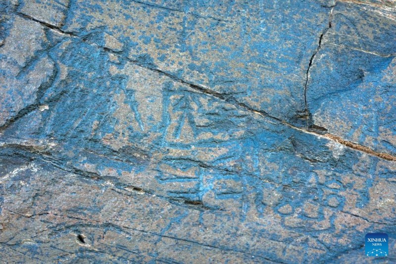 Η Κ?να ανακαλ?πτει την π?τρα με χαρ?γματα τη? δυναστε?α? των Τσιν που βρ?σκεται στο μεγαλ?τερο υψ?μετρο στο οροπ?διο του Τσινγκχ?ι-Θιβ?τ