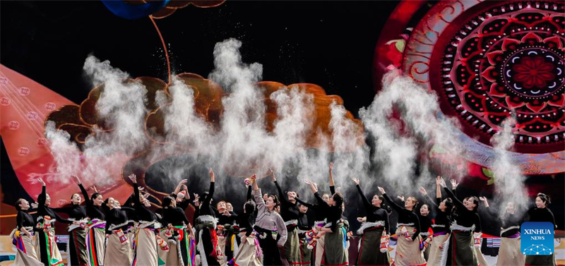 Ηθοποιο? κατ? τη δι?ρκεια τη? τελετ?? ?ναρξη? εν?? φεστιβ?λ πολιτισμο? και τ?χνη? με θ?μα τον αρχα?ο Δρ?μο του Τσαγιο? και του Αλ?γου στην π?λη Καμντ? τη? Αυτ?νομη? Περιοχ?? τη? επαρχ?α? Σιτζ?νγκ, στι? 15 Σεπτεμβρ?ου του 2025. (Φωτογραφ?α / Xinhua)