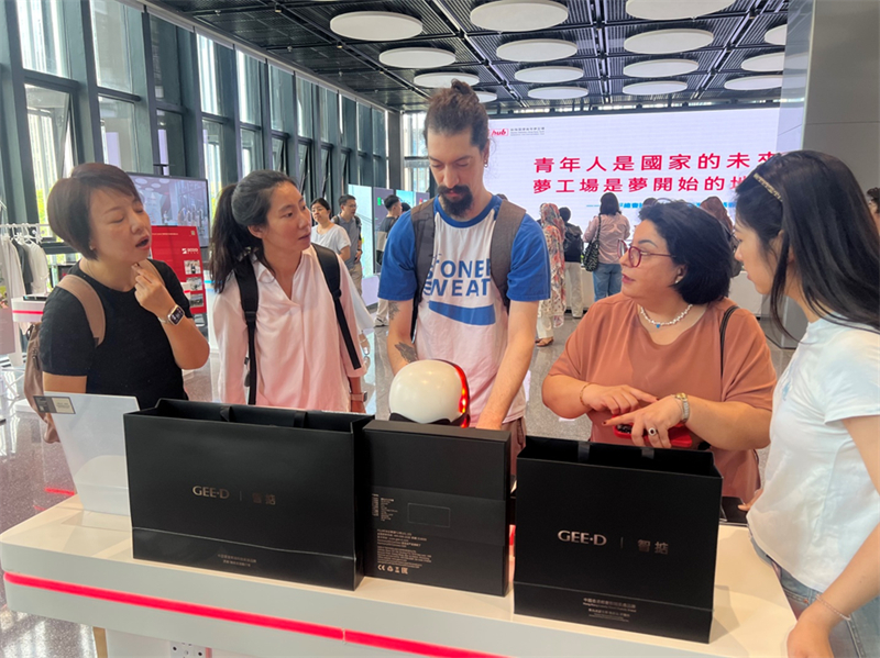 Δημοσιογρ?φοι παρακολουθο?ν ?να ανθρωποειδ?? ρομπ?τ που μεταφ?ρει ?να κουτ? στο Κ?ντρο Καινοτομ?α? και Επιχειρηματικ?τητα? για ν?ου? μεταξ? τη? π?λη? Σεντζ?ν και του Χονγκ Κονγκ στην περιοχ? Τσιενχ?ι, στι? 15 Σεπτεμβρ?ου του 2025. (Φωτογραφ?α / Λα?κ? Καθημεριν? Online)