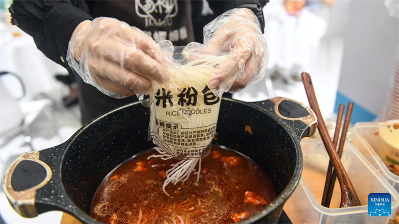 Το φαγητ? του δρ?μου Λουοσιφ?ν αναζωογονε? τη βιομηχανικ? δυναμικ? στην επαρχ?α Γκουανγκσ?