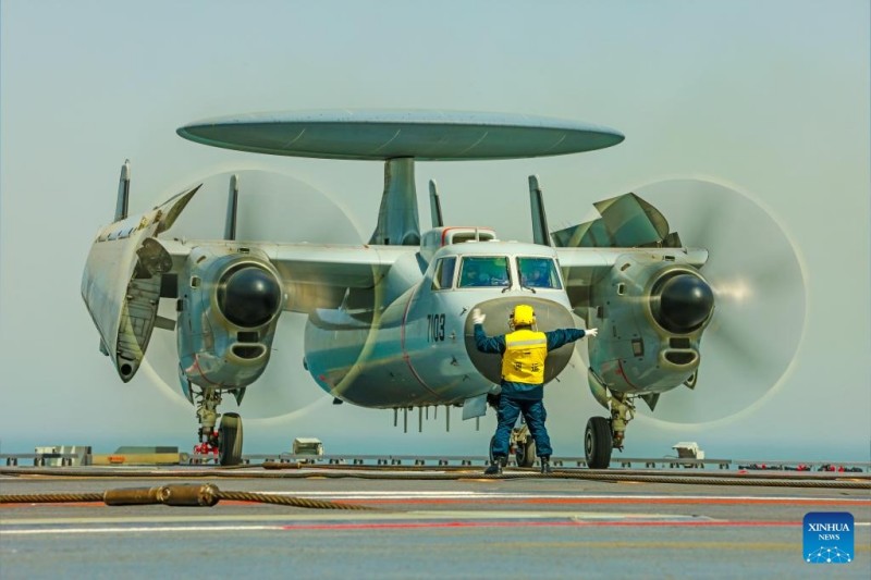 Τρει? τ?ποι αεροσκαφ?ν ολοκληρ?νουν απογει?σει? και προσγει?σει? με ηλεκτρομαγνητικ? υποβο?θηση καταπ?λτη στο κινεζικ? αεροπλανοφ?ρο Fujian.