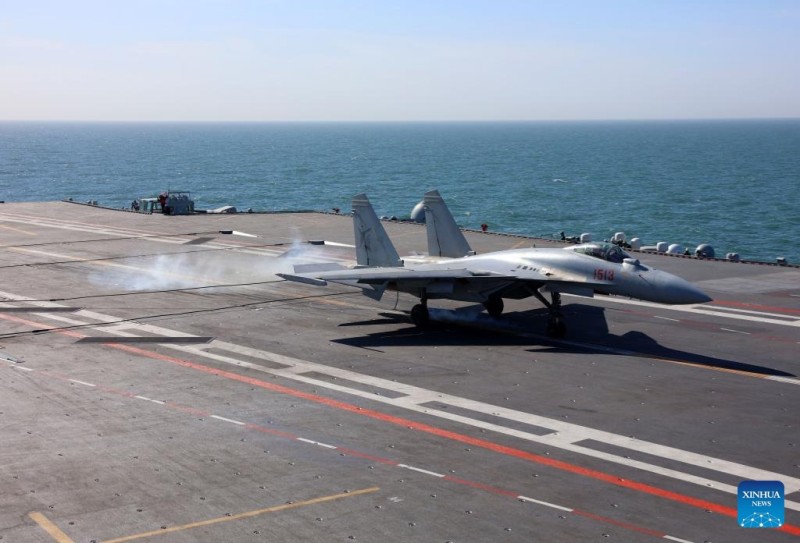 Τρει? τ?ποι αεροσκαφ?ν ολοκληρ?νουν απογει?σει? και προσγει?σει? με ηλεκτρομαγνητικ? υποβο?θηση καταπ?λτη στο κινεζικ? αεροπλανοφ?ρο Fujian.