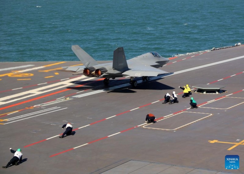 Τρει? τ?ποι αεροσκαφ?ν ολοκληρ?νουν απογει?σει? και προσγει?σει? με ηλεκτρομαγνητικ? υποβο?θηση καταπ?λτη στο κινεζικ? αεροπλανοφ?ρο Fujian.