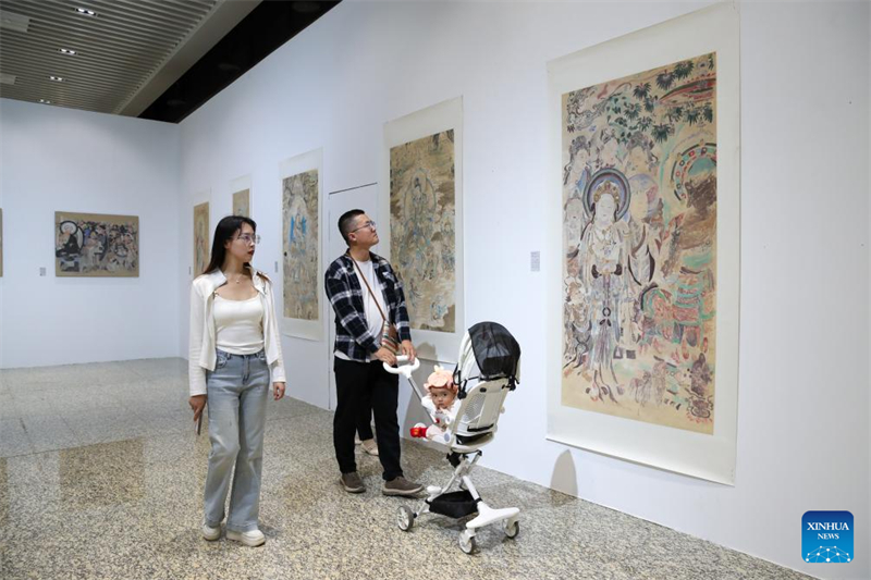 Επισκ?πτε? σε μια απ? τι? εκθ?σει? κατ? τη δι?ρκεια τη? 8η? Διεθνο?? Πολιτιστικ?? ?κθεση? του Δρ?μου του Μεταξιο? (Ντουνχου?νγκ) στην π?λη Ντουνχου?νγκ τη? επαρχ?α? Γκανσο?, στι? 22 Σεπτεμβρ?ου του 2025. (Φωτογραφ?α / Xinhua)
