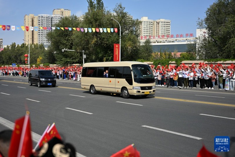 Ο Πρ?εδρο? Σι φτ?νει στο Ουρο?μτσι για του? εορτασμο?? τη? 70?? επετε?ου απ? την ?δρυση τη? Αυτ?νομη? Περιοχ?? Σιντζι?νγκ Ουιγο?ρ