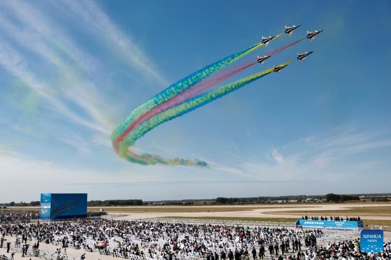 Αεροσκ?φη τη? αεροβατικ?? ομ?δα? Bayi τη? Πολεμικ?? Αεροπορ?α? του Λα?κο? Απελευθερωτικο? Στρατο? τη? Κ?να? εκτελο?ν παρ?σταση κατ? τη δι?ρκεια τη? εκδ?λωση?