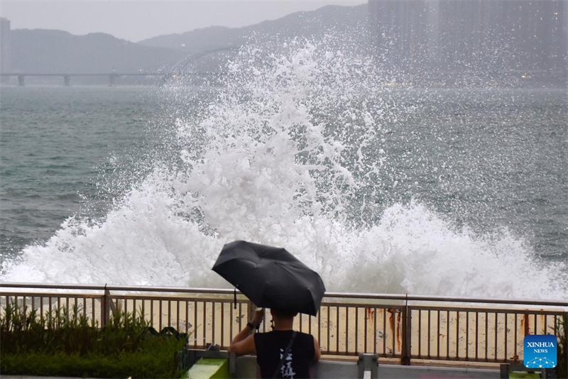 Το Χονγκ Κονγκ εκδ?δει σ?μα τυφ?να Νο. 8 καθ?? ο Ραγκ?σα πλησι?ζει