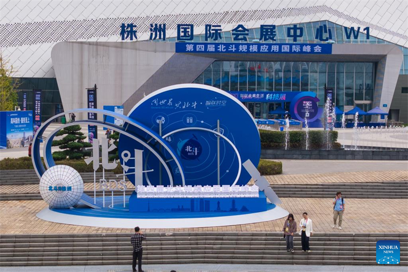 Επισκ?πτε? στην 4η Διεθν? Σ?νοδο για τι? Εφαρμογ?? του Συστ?ματο? Δορυφορικ?? Πλο?γηση? Μπε?ντ?ου (BDS) στην π?λη Τζουτζ?ου τη? επαρχ?α? Χουν?ν, στι? 24 Σεπτεμβρ?ου του 2025. (Φωτογραφ?α / Xinhua)