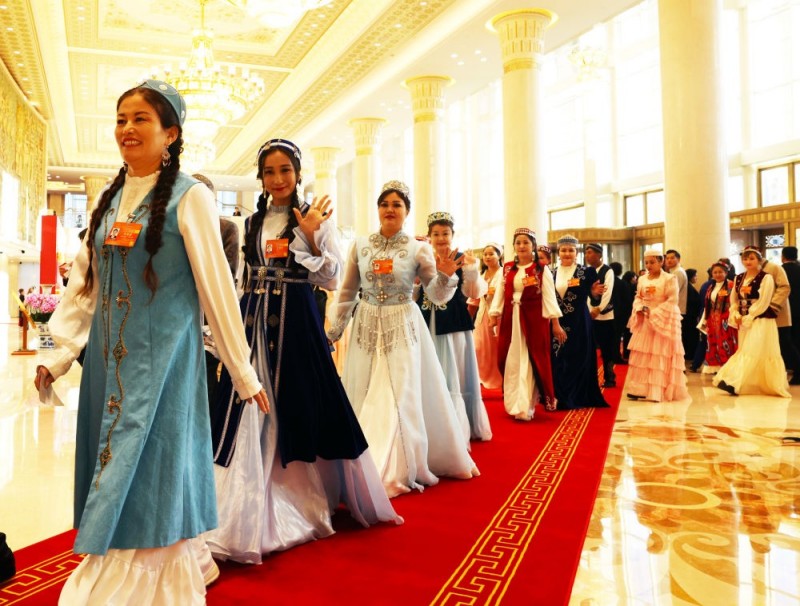 Ο Πρ?εδρο? Σι παρευρ?θηκε σε συγκ?ντρωση για τον εορτασμ? τη? 70?? επετε?ου απ? την ?δρυση τη? Αυτ?νομη? Περιοχ?? Σιντζι?νγκ Ουιγο?ρ