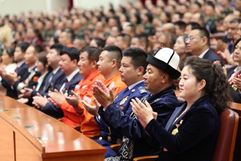 Ο Πρ?εδρο? Σι παρευρ?θηκε σε συγκ?ντρωση για τον εορτασμ? τη? 70?? επετε?ου απ? την ?δρυση τη? Αυτ?νομη? Περιοχ?? Σιντζι?νγκ Ουιγο?ρ