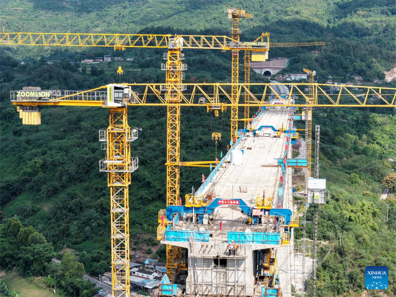 Φωτογραφ?α που τραβ?χτηκε στι? 24 Σεπτεμβρ?ου του 2025 δε?χνει το εργοτ?ξιο μια? μεγ?λη? γ?φυρα? διπλ?? τροχι?? στο δ?μο Τσονγκτσ?νγκ. (Φωτογραφ?α / Xinhua)