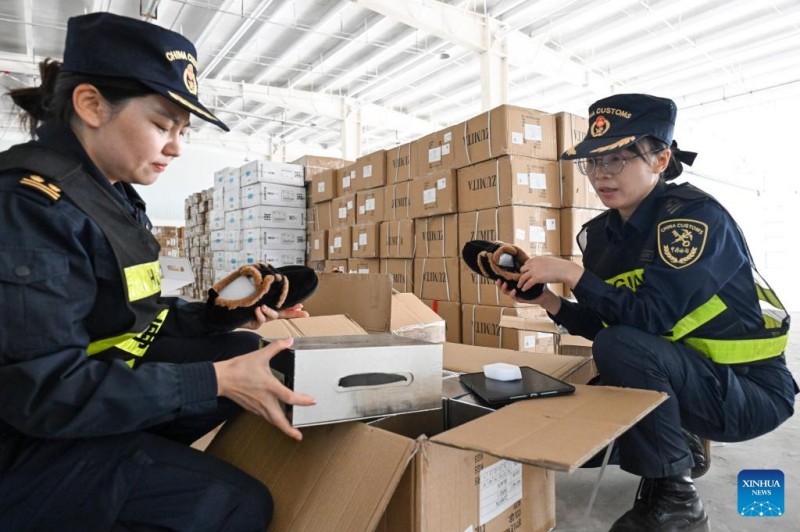 Η Σιντζι?νγκ προχωρ? μπροστ? ω? π?λη για το ?νοιγμα τη?