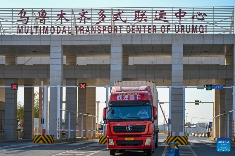 Η Σιντζι?νγκ προχωρ? μπροστ? ω? π?λη για το ?νοιγμα τη?