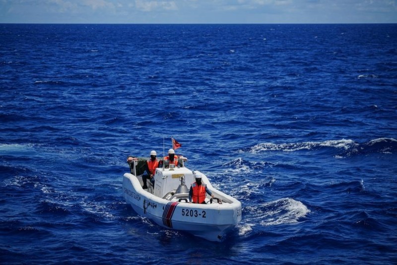 Οι αρχ?? επιβολ?? του ν?μου τη? Κινεζικ?? Ακτοφυλακ?? διεξ?γουν αποστολ? επιβολ?? του ν?μου στη Θ?λασσα τη? Ν?τια? Κ?να?, στι? 10 Αυγο?στου 2025. (Xinhua/Xu Hongyan)