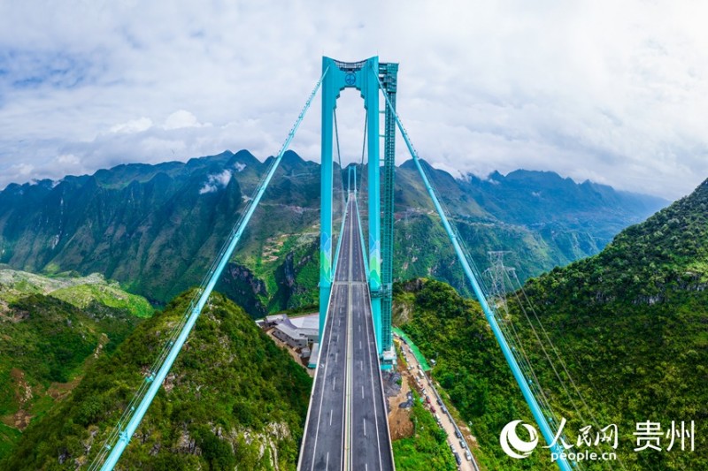 Η ψηλ?τερη γ?φυρα στον κ?σμο ανο?γει για την κυκλοφορ?α στη νοτιοδυτικ? Κ?να, στην επαρχ?α Γκουε?τζ?ου