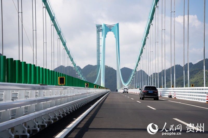 Η ψηλ?τερη γ?φυρα στον κ?σμο ανο?γει για την κυκλοφορ?α στη νοτιοδυτικ? Κ?να, στην επαρχ?α Γκουε?τζ?ου