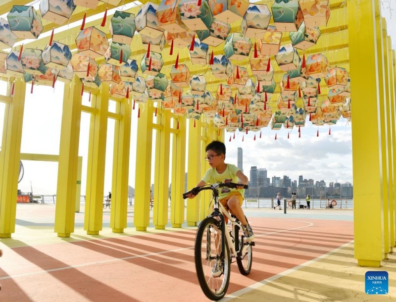 Οι δρ?μοι του Χονγκ Κονγκ διακοσμο?νται με στολ?δια για την επερχ?μενη Εθνικ? Εορτ? και το Φεστιβ?λ του Μεσοφθινοπ?ρου