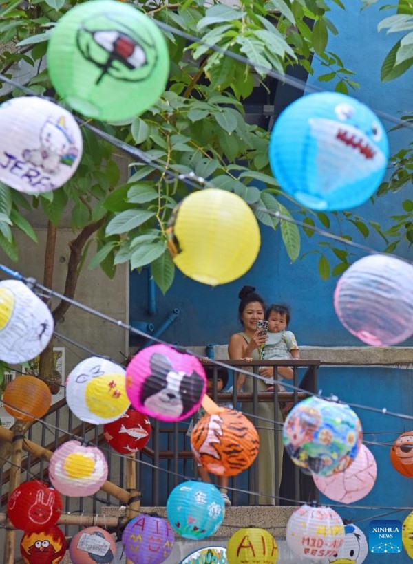 Οι δρ?μοι του Χονγκ Κονγκ διακοσμο?νται με στολ?δια για την επερχ?μενη Εθνικ? Εορτ? και το Φεστιβ?λ του Μεσοφθινοπ?ρου