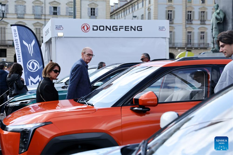 Επισκ?πτε? παρακολουθο?ν τα παρουσιαζ?μενα αυτοκ?νητα στην ?κθεση αυτοκιν?των του Τορ?νο, στην Ιταλ?α, στι? 27 Σεπτεμβρ?ου του 2025. (Φωτογραφ?α / Xinhua)