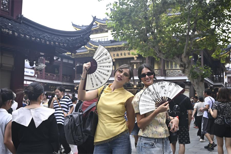 Τουρ?στε? απ? τη Ρωσ?α ποζ?ρουν για φωτογραφ?ε? στο εμπορικ? κ?ντρο Yuyuan Garden Mall στη Σαγκ?η, στι? 3 Οκτωβρ?ου του 2025. (Φωτογραφ?α / Xinhua)