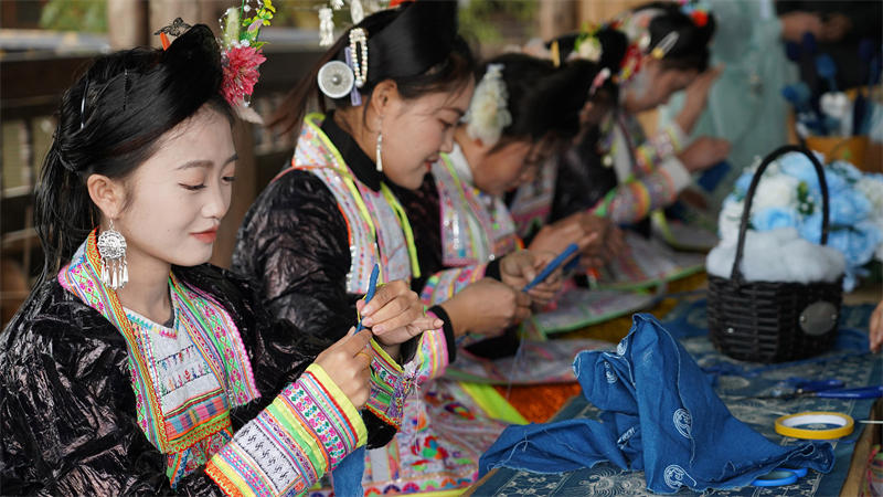 Γυνα?κε? τη? εθν?τητα? Μι?ο συμμετ?χουν σε διαγωνισμ? κεντ?ματο? στην Αυτ?νομη Νομαρχ?α Τσιαντονγκν?ν Μι?ο και Ντονγκ, στην επαρχ?α Γκουιτζ?ου τη? νοτιοδυτικ?? Κ?να?, στι? 8 Μαρτ?ου 2024. (Φωτογραφ?α / VCG)