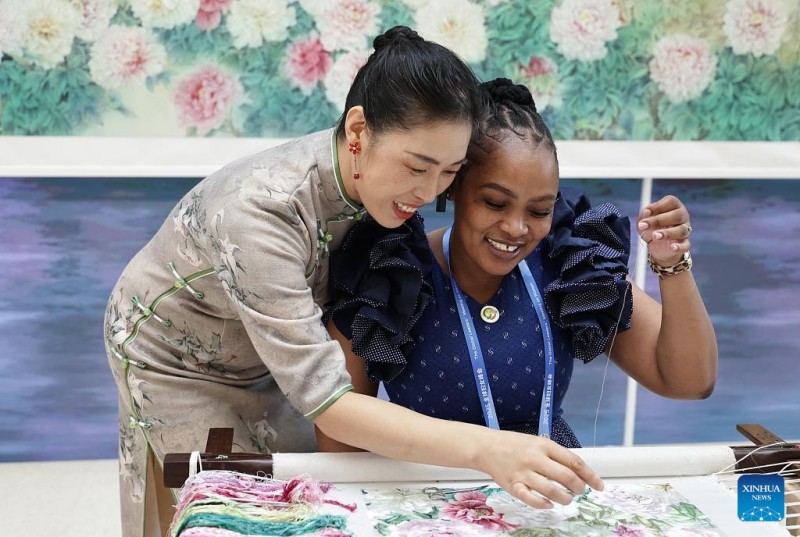 ?κθεση που παρουσι?ζει την πρ?οδο τη? Κ?να? στον τομ?α τη? ψηφιακ?? και ?ξυπνη? ενδυν?μωση? των γυναικ?ν και των κοριτσι?ν στο Πεκ?νο