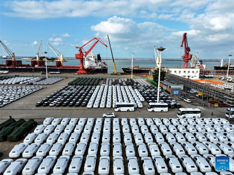 Μια αεροφωτογραφ?α που τραβ?χτηκε στι? 14 Οκτωβρ?ου του 2025 δε?χνει αυτοκ?νητα ?τοιμα για μεταφορ? να σταθμε?ουν σε μια αποβ?θρα. (Φωτογραφ?α / Xinhua)
