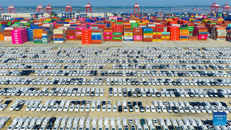 Μια αεροφωτογραφ?α που τραβ?χτηκε στι? 14 Οκτωβρ?ου του 2025 δε?χνει αυτοκ?νητα ?τοιμα για μεταφορ? να σταθμε?ουν σε μια αποβ?θρα. (Φωτογραφ?α / Xinhua)