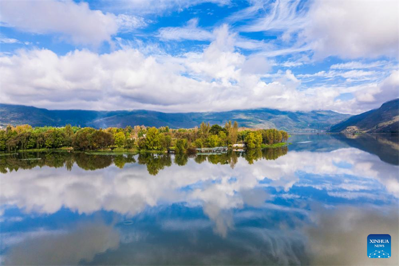 Οι χρυσαφ?νιε? μ?ρε? του φθινοπ?ρου προσελκ?ουν ανθρ?που? σε εξωτερικο?? χ?ρου? σε ?λη την Κ?να