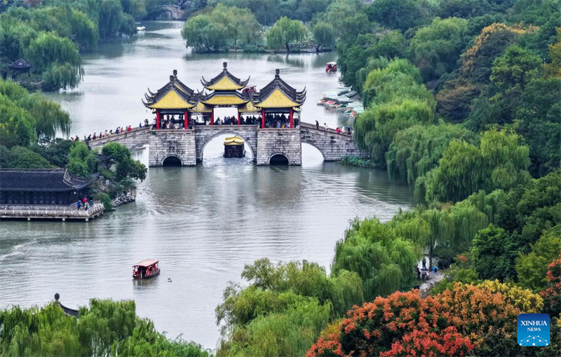 Οι χρυσαφ?νιε? μ?ρε? του φθινοπ?ρου προσελκ?ουν ανθρ?που? σε εξωτερικο?? χ?ρου? σε ?λη την Κ?να