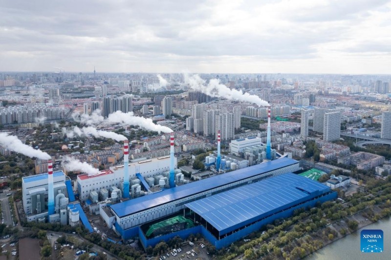 Μια αεροφωτογραφ?α απο drone που τραβ?χτηκε στι? 20 Οκτωβρ?ου 2025 δε?χνει μια εταιρε?α παροχ?? υπηρεσι?ν θ?ρμανση? στη Χαρμπ?ν.