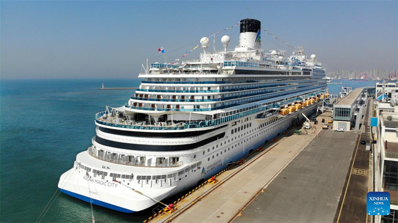 Η φωτογραφ?α που τραβ?χτηκε στι? 6 Απριλ?ου 2025 δε?χνει το Adora Magic City να προσδ?νει στον Διεθν? Τερματικ? Σταθμ? Κρουαζι?ρα? τη? π?λη? Τσινγκντ?ο στην επαρχ?α Σαντ?νγκ. (Φωτογραφ?α / Xinhua)