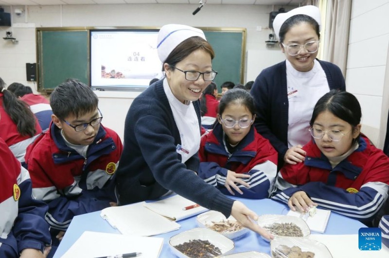 Μαθ?ματα για την παραδοσιακ? κινεζικ? ιατρικ? παρουσι?στηκαν σε ?λη την Κ?να για να υποδεχθο?ν την ετ?σια Παγκ?σμια Ημ?ρα Παραδοσιακ?? Ιατρικ??