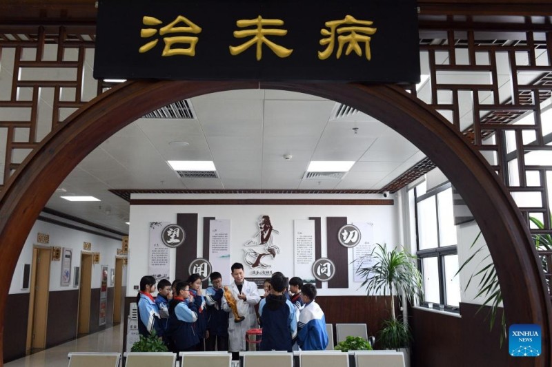 Μαθ?ματα για την παραδοσιακ? κινεζικ? ιατρικ? παρουσι?στηκαν σε ?λη την Κ?να για να υποδεχθο?ν την ετ?σια Παγκ?σμια Ημ?ρα Παραδοσιακ?? Ιατρικ??