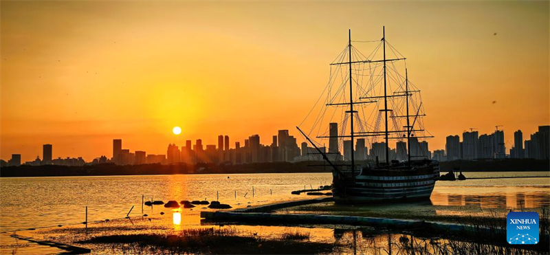 Θ?α τη? Λ?μνη? Ντονγκχο? κατ? το ηλιοβασ?λεμα στην π?λη Γουχ?ν