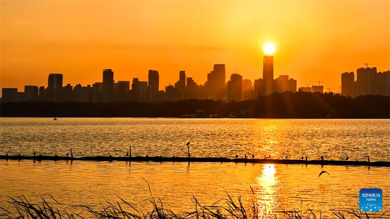 Θ?α τη? Λ?μνη? Ντονγκχο? κατ? το ηλιοβασ?λεμα στην π?λη Γουχ?ν