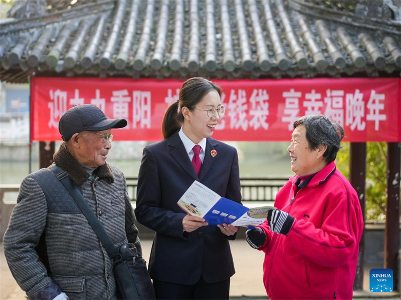 ?να? επαγγελματ?α? νομικ?? εξηγε? νομικ?? γν?σει? σχετικ? με τη φροντ?δα των ηλικιωμ?νων σε ηλικιωμ?νου? σε ?να π?ρκο στην π?λη Σινγκχου? τη? επαρχ?α? Τζιανγκσο?, στι? 27 Οκτωβρ?ου του 2025. (Φωτογραφ?α / Xinhua)